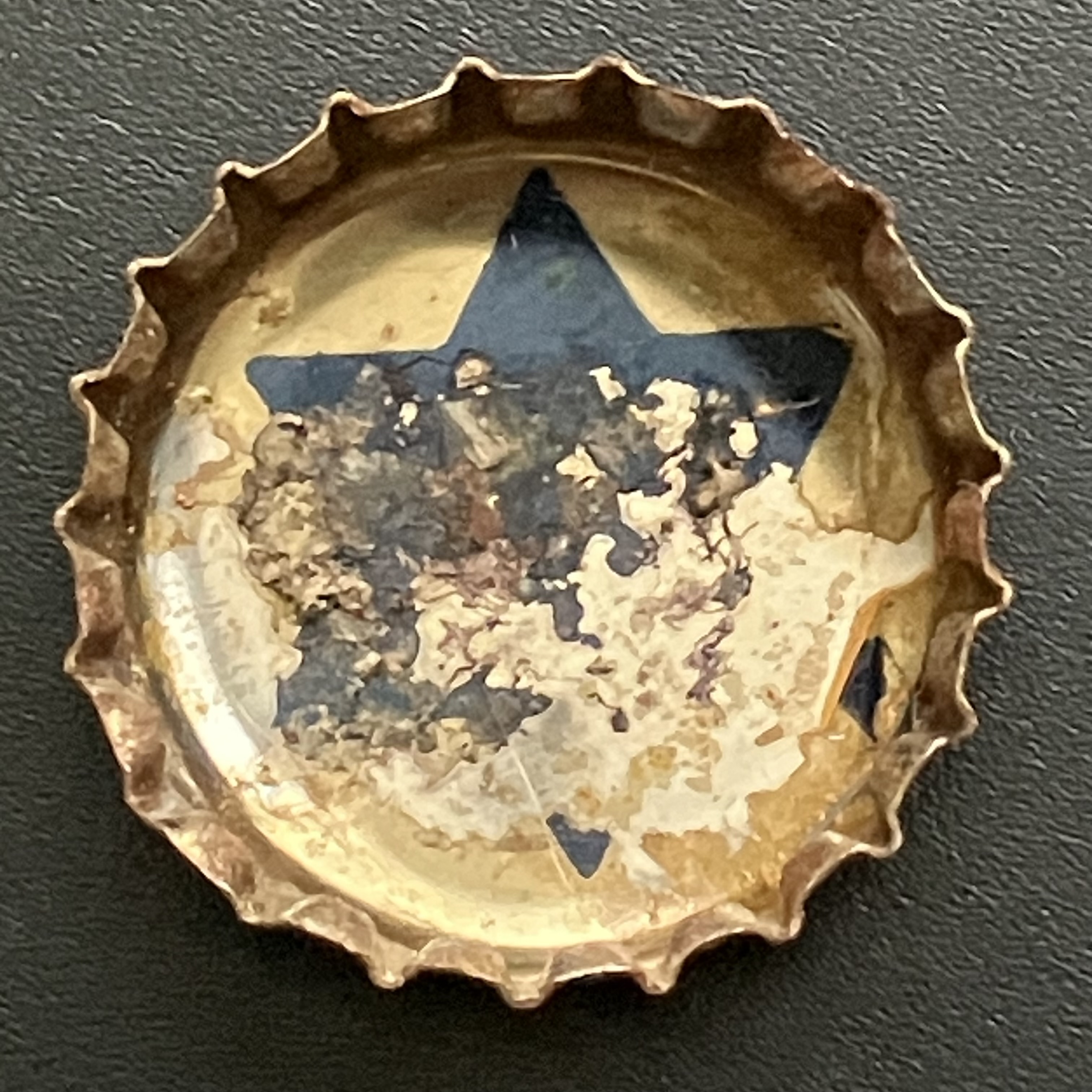 crown-cap liner of US Army insignia for Sixth Division
